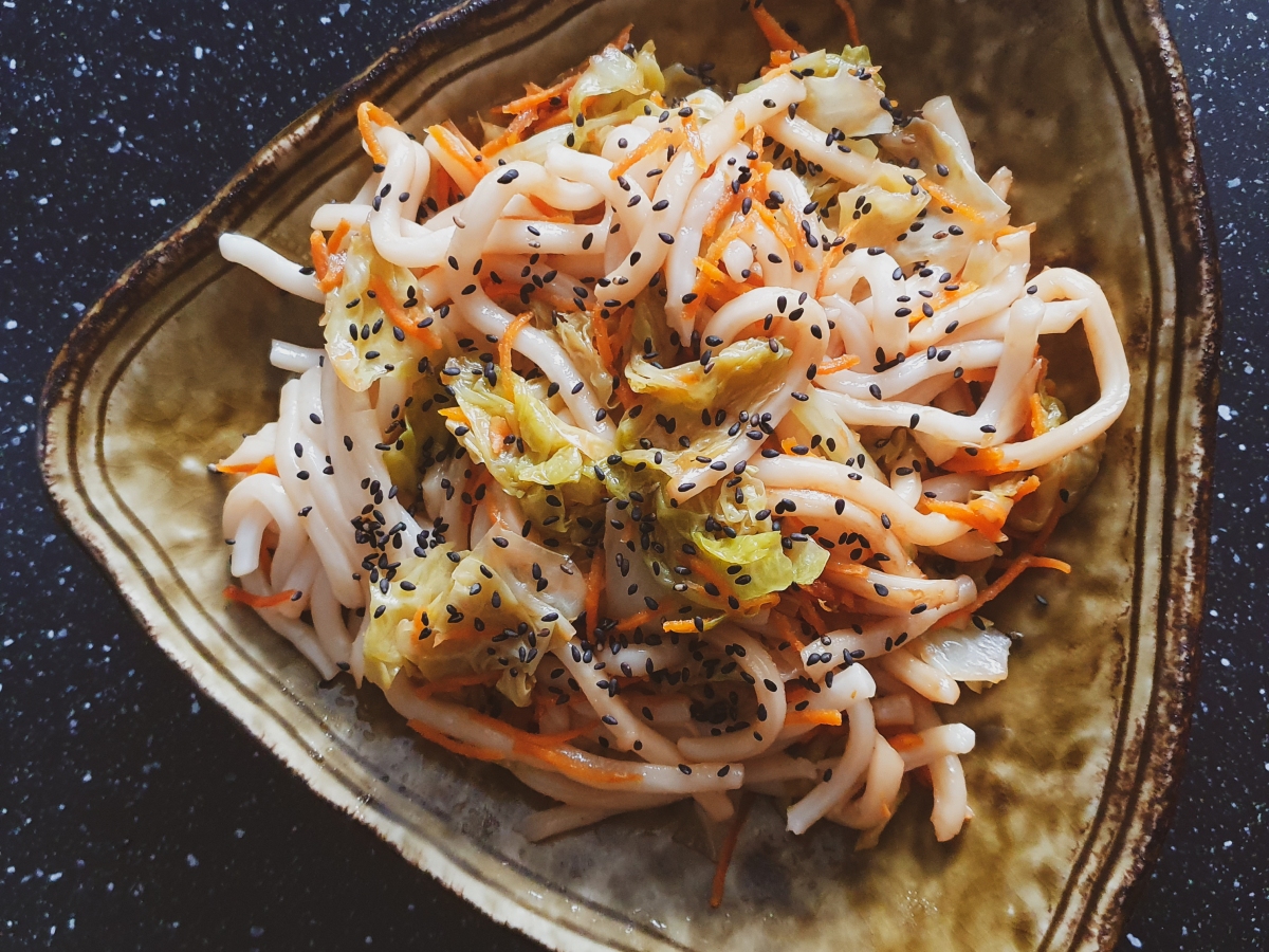 Udon con cavolo verza e carote